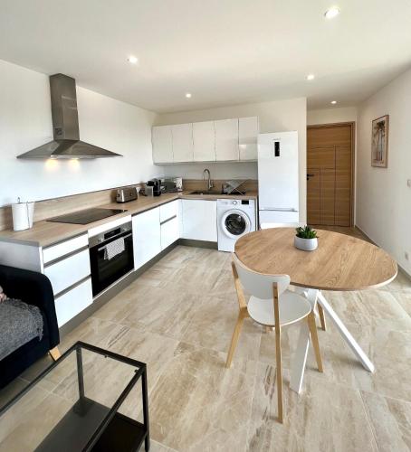 une cuisine avec une table et une salle à manger dans l'établissement Appartement des Oliveraies, à La Valette-du-Var