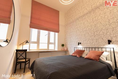 a bedroom with a bed and a window at MYE Apartments - Kamienica Sienkiewicza in Łódź