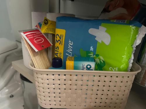 a basket filled with toys and books on a shelf at Loft 319 - INCOMPARÁVEL in Itacuruçá