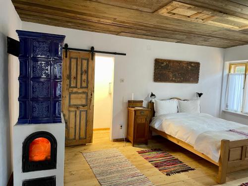een slaapkamer met een bed en een open haard. bij Critz Cross in Criţ