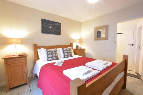 オールドバラにある6 Town Steps, Aldeburghのベッドルーム1室(赤毛布付きの大型ベッド1台付)