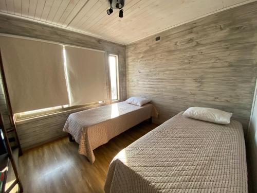 比奇烈穆的住宿－Costa Lobo，客房设有两张床和窗户。