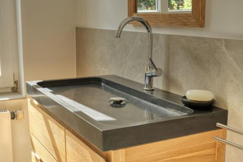 a kitchen with a sink with a faucet at Meerblick Pelzerhaken in Neustadt in Holstein