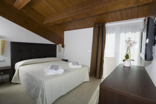 een slaapkamer met een bed en een groot raam bij Hotel Iride & Spa in Cesenatico
