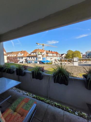 einen Blick vom Balkon eines Hauses mit Topfpflanzen in der Unterkunft Business Apartment in Rheinfelden(Baden) in Rheinfelden