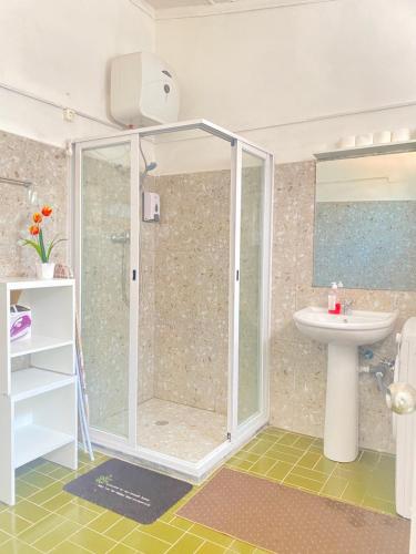 a bathroom with a shower and a sink at Best Rooms- Quarto 2 Plateau in Praia