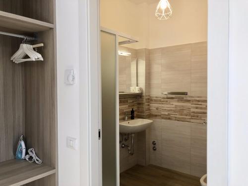 uma casa de banho com um lavatório e um espelho em RELSTAY - Amendola em Milão