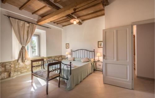 um quarto com uma cama, uma mesa e uma cadeira em Pietratonda 9 em Paganico