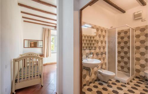 uma casa de banho com um chuveiro, um lavatório e um berço em Pietratonda 9 em Paganico