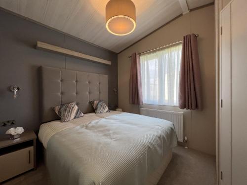En eller flere senge i et værelse på Stewarts Resort Lodge 49