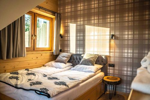 ein Sofa in einem Zimmer mit Fenster in der Unterkunft WILLA GRG in Zakopane