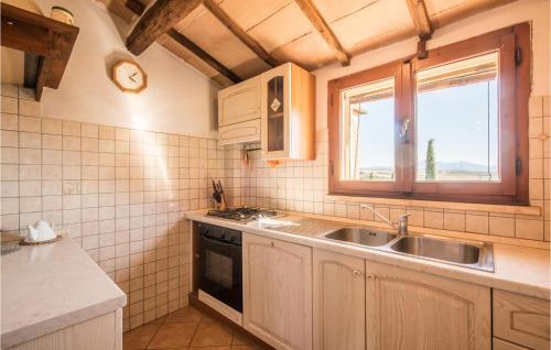 eine Küche mit einem Waschbecken und einem Fenster in der Unterkunft Gorgeous Home In Montalcino With Kitchen in Montalcino