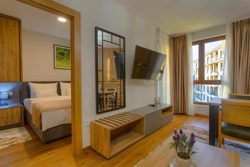 Golden Pine, a private apartment in five star hotel TV 또는 엔터테인먼트 센터