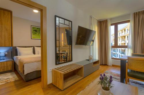 Habitación de hotel con cama y espejo en Golden Pine, a private apartment in five star hotel en Zlatibor
