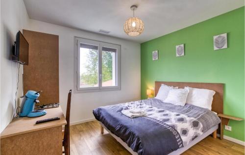 um quarto com paredes verdes, uma cama e uma secretária em 5 Bedroom Nice Home In Albi em Albi