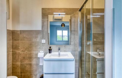 uma casa de banho com um lavatório e um chuveiro em 5 Bedroom Nice Home In Albi em Albi
