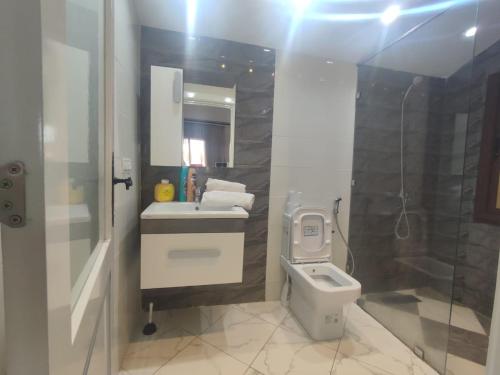un bagno con wc, lavandino e doccia di SUPERBE appart 2 ch au résidence balnéaire colina smir a M'diq
