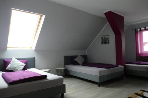 Zimmer im Dachgeschoss mit 2 Betten und einem Fenster in der Unterkunft Pension Sölde in Dortmund