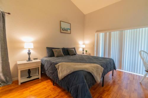 Katil atau katil-katil dalam bilik di Spacious 4-bedroom 2-bath Abode