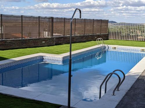 una piscina de agua azul en un patio en El Barro Colorao, en Segura de León