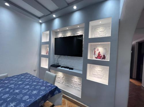 um quarto com uma parede e uma televisão de ecrã plano em la Cassia Cabo Appartement em Cabo Negro