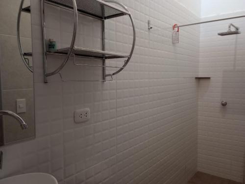 モヨバンバにあるMuyuterraのバスルーム(シャワー、洗面台、鏡付)