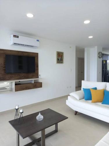 TV a/nebo společenská místnost v ubytování Edif. Deymar - Departamento frente al mar 9no piso