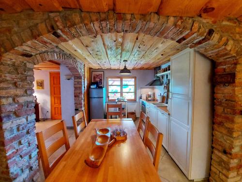 Η κουζίνα ή μικρή κουζίνα στο Peter's Pine Cottage