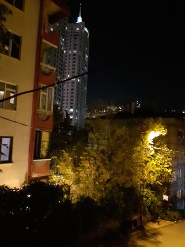 Blick auf ein hohes Gebäude in der Nacht in der Unterkunft это квартира где сдаётся только одна комната с проживанием владельца квартиры на одной площади in Istanbul