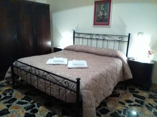 a bedroom with a bed with two towels on it at Le Pietre Ricce B&B in Roccamontepiano
