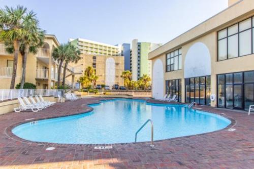 una gran piscina frente a un edificio en 11th Floor Suite with Incredible Views! Sea Mist Resort 51106 - 2 Double Beds - Full Kitchen!, en Myrtle Beach