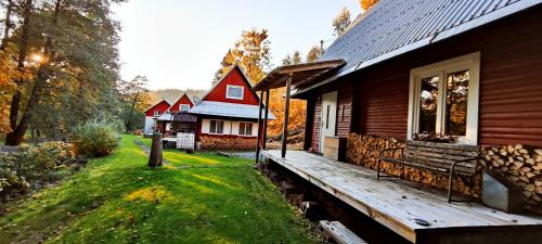 um alpendre de uma casa com um deque de madeira em Chatky u potoka - chatička č.2 em Olešnice v Orlických horách
