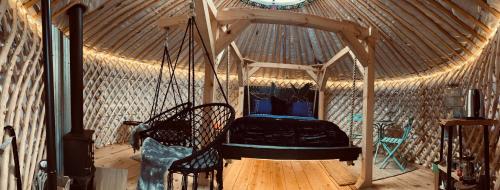 セールフォスにあるValhalla Yurts Freyaのア ルーム ウィズ ベッド イン ア ユールト