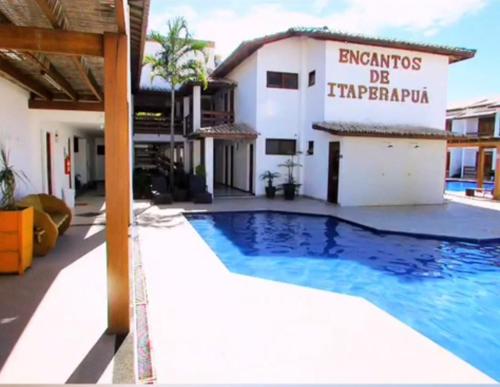 ein Hotel mit einem Pool vor einem Gebäude in der Unterkunft Encantos de itaperapuã in Porto Seguro