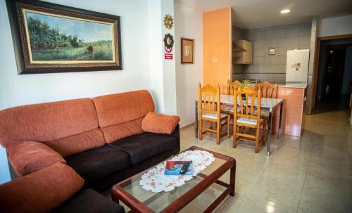 sala de estar con sofá y mesa en APARTAMENTOS SAN ANTON, en Villarrobledo