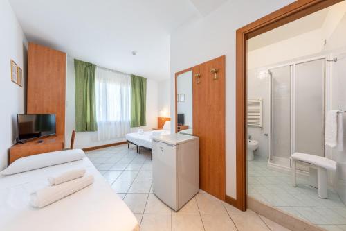 ein Hotelzimmer mit 2 Betten und einem Bad in der Unterkunft B&B New Aurora Venice in Marghera