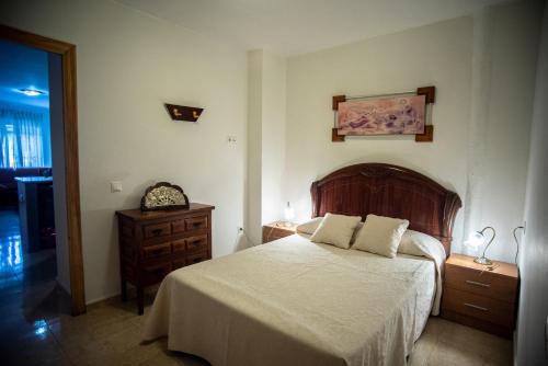 1 dormitorio con 1 cama y vestidor con 2 lámparas en APARTAMENTOS SAN ANTON, en Villarrobledo