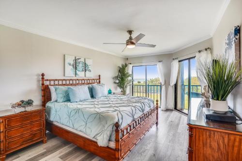 1 dormitorio con 1 cama y balcón en Land's End 10-203 Beach Front - Premier, en St Pete Beach