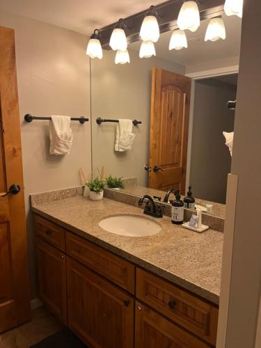 La salle de bains est pourvue d'un lavabo et d'un miroir. dans l'établissement Slope Side Ski In Ski Out at Beaver Run Resort, à Breckenridge