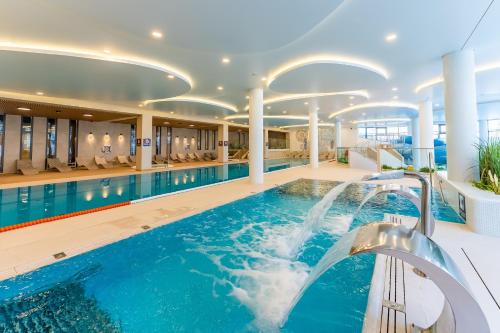 Bazén v ubytovaní FARO Apartamenty Polanki Aqua 4 BASENY w cenie POOLS im Preis alebo v jeho blízkosti