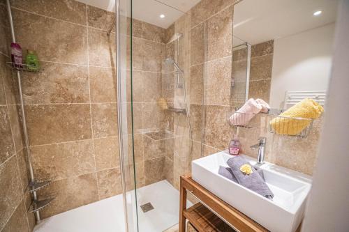 une salle de bain avec douche et lavabo dans l'établissement VILLA SUNNY BEACH CLIM ACCES PLAGE PARKING FAMILLE - TopProsConciergerie, à La Grande Motte