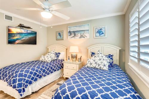1 dormitorio con 2 camas y ventilador de techo en Land's End 7-306 Beach Front - Premier, en St Pete Beach