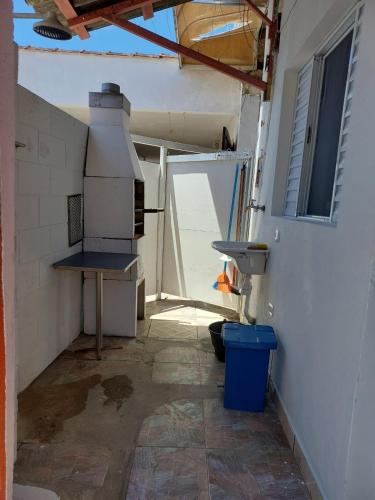 cocina con encimera y lavabo en una habitación en Kitnet de Inês, en Itanhaém