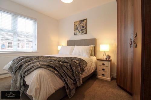 Ένα ή περισσότερα κρεβάτια σε δωμάτιο στο Nice 2 bed house, office, Wi-Fi, free parking