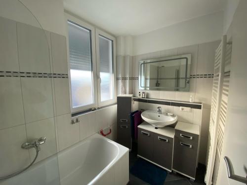 Sankt Sebastian的住宿－Mani´s Feriendomizil，白色的浴室设有浴缸和水槽。