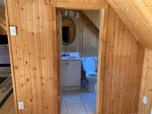 ChertseyにあるPrivate Beach, Jacuzzi & Skiの木製バスルーム(トイレ、シンク付)