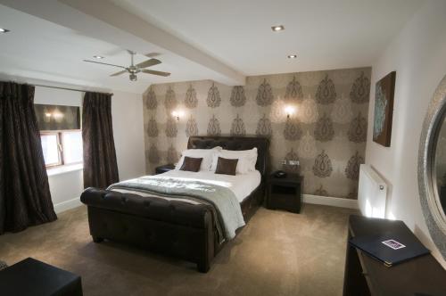 a bedroom with a bed and a couch in it at Hall Farm Hotel And Restaurant in Ashby cum Fenby