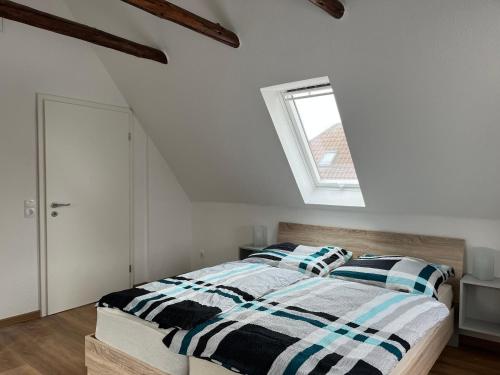 a bedroom with a bed and a window at Bakker Huus DG in Emden