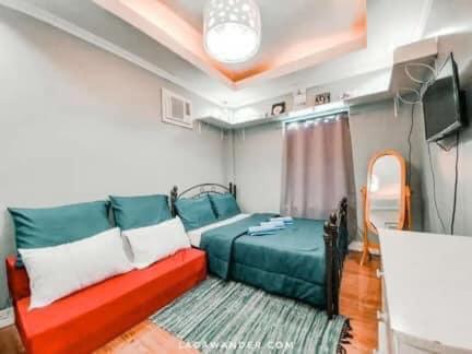 - un salon avec un canapé et une télévision dans l'établissement The Shire Private Resort, à Bago