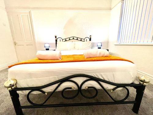 Un pat sau paturi într-o cameră la Lotus Home Wallasey
